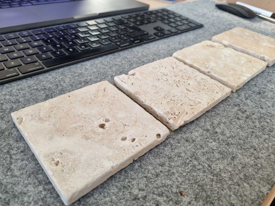 Ręcznie wykonane podkładki z trawertynu.