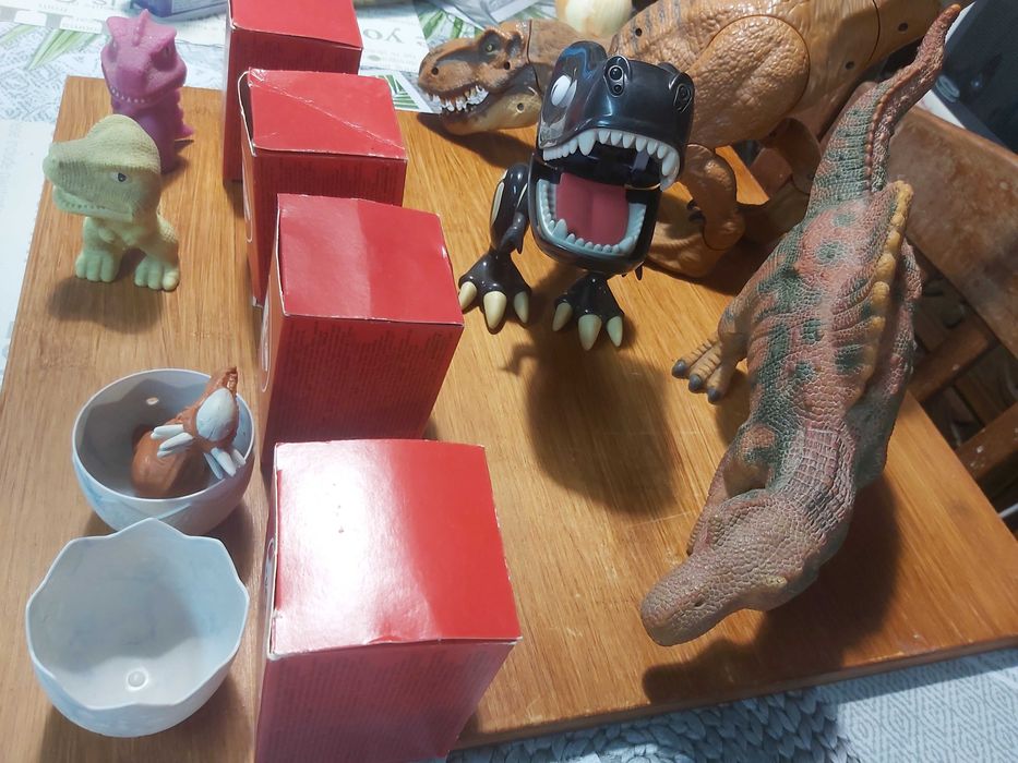 Várias figuras de dinossauros