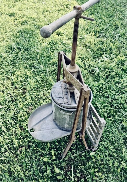 Zabytkowa wycisjarka do owoców.