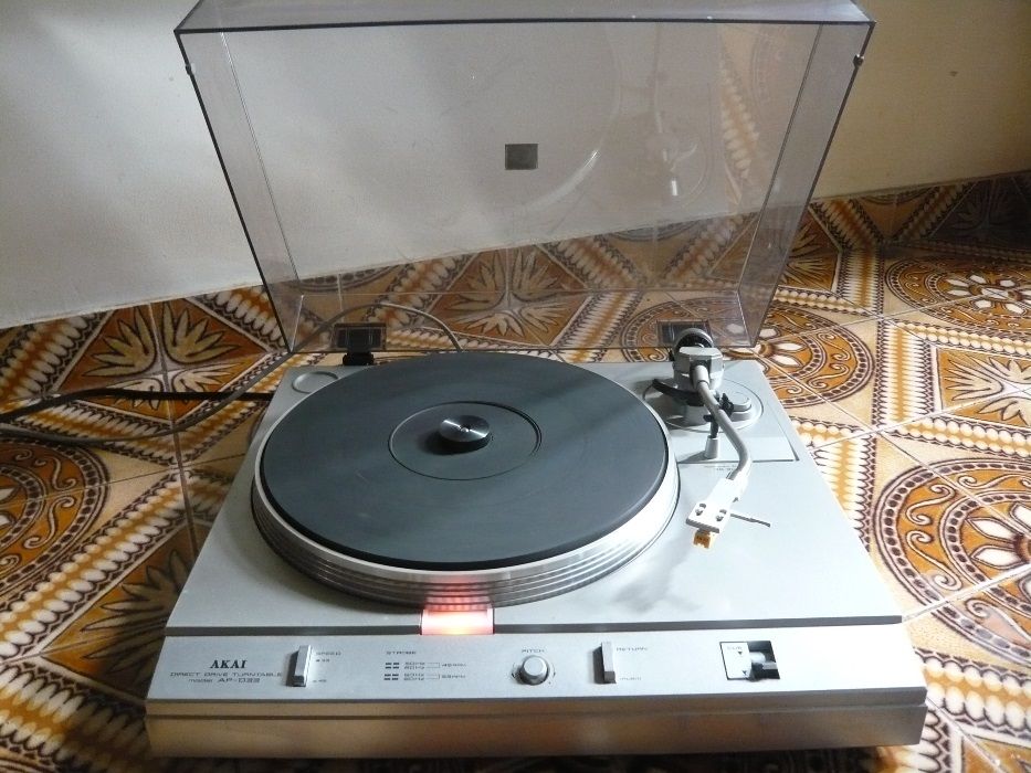 Gira-Discos AKAI Direct Drive Turntable AP D33