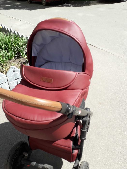 Коляска з шкірзамінника 2 в 1 є додатково сидіння для 6+ міс