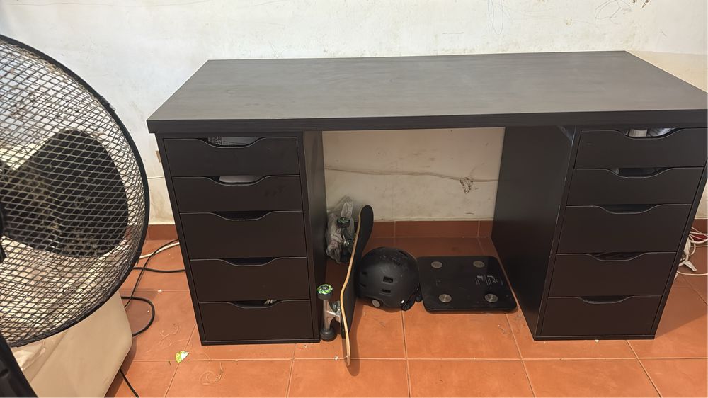 Escrivaninha, gavetas em ambos os lados