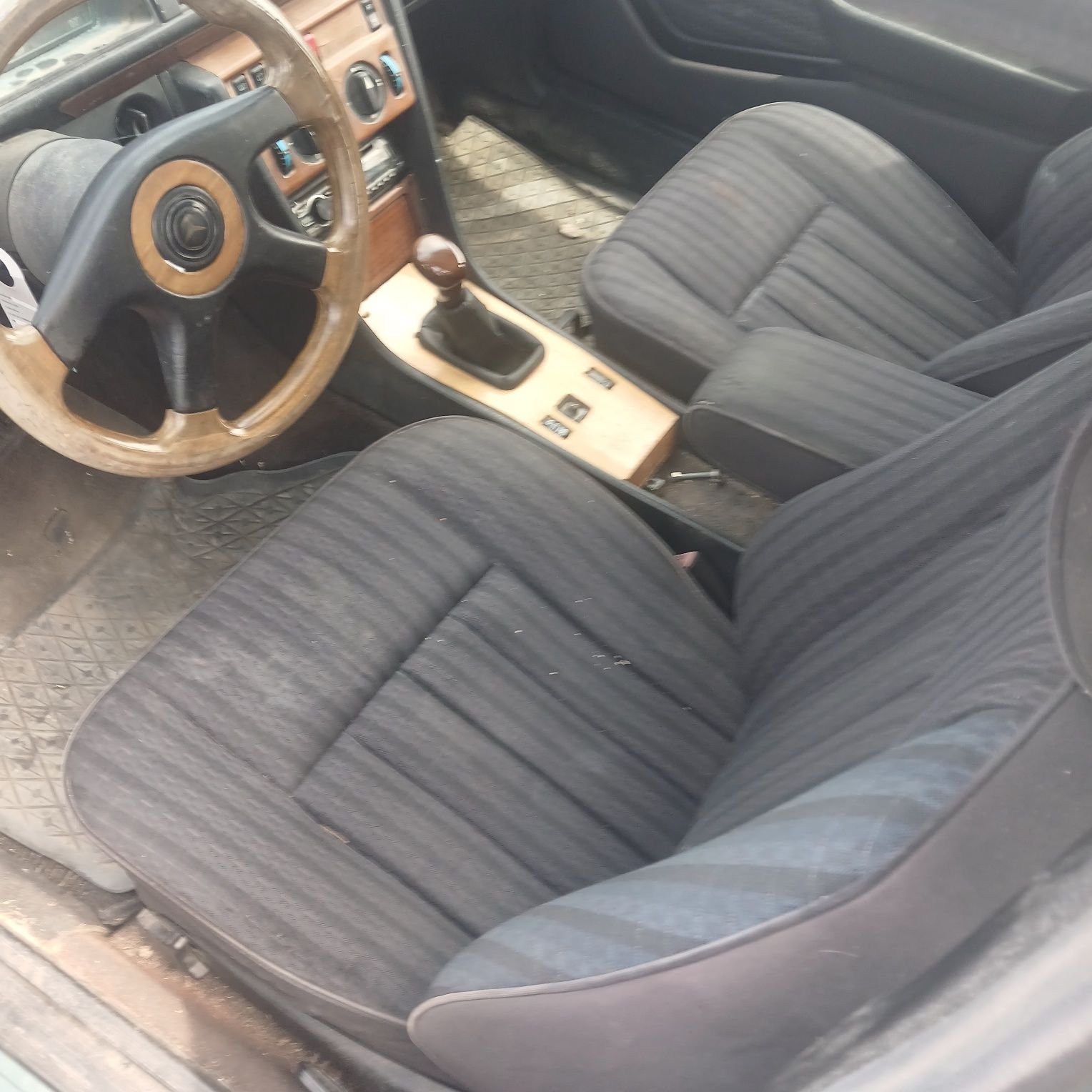 Mercedes 124.  250D