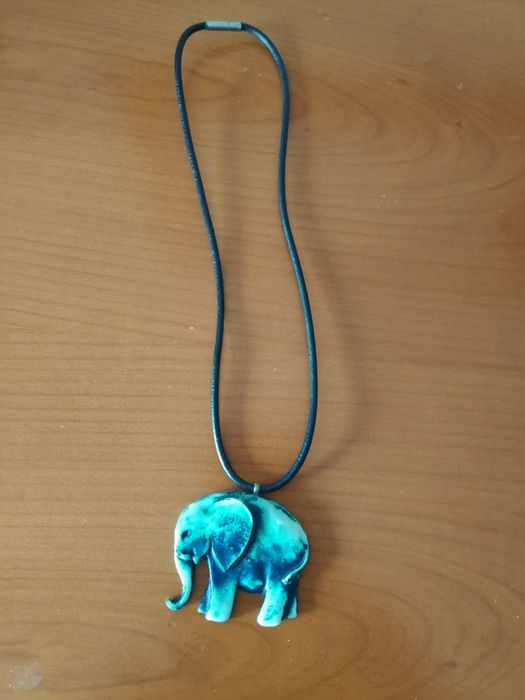 Colar com elefante azul turquesa