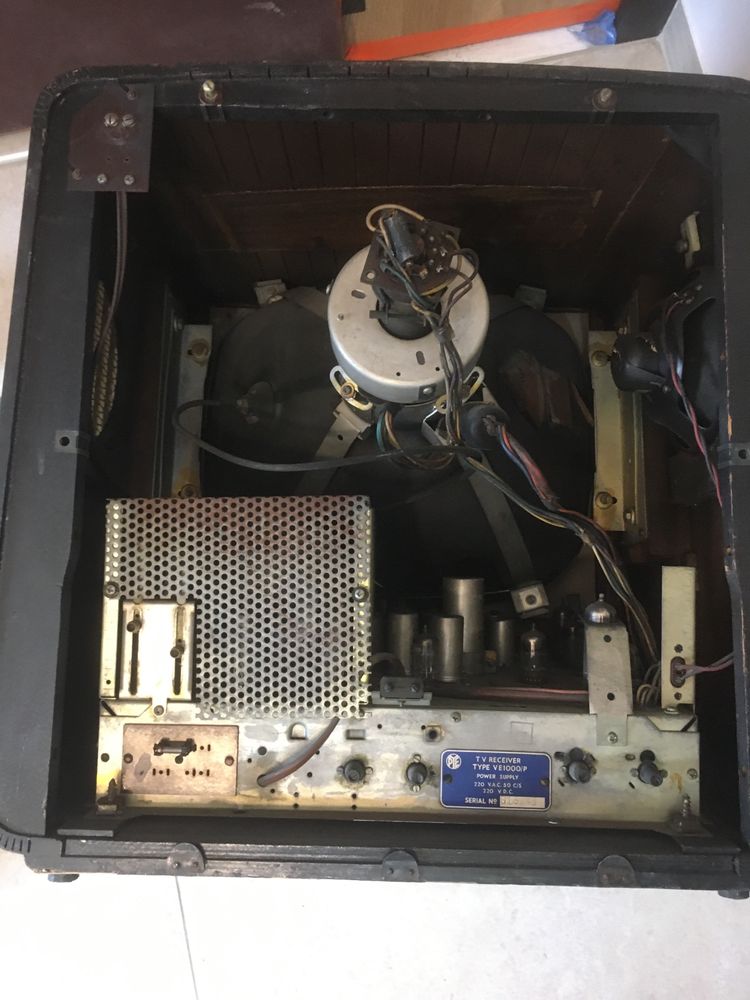 Stary telewizor firmy CAMBRIDGE