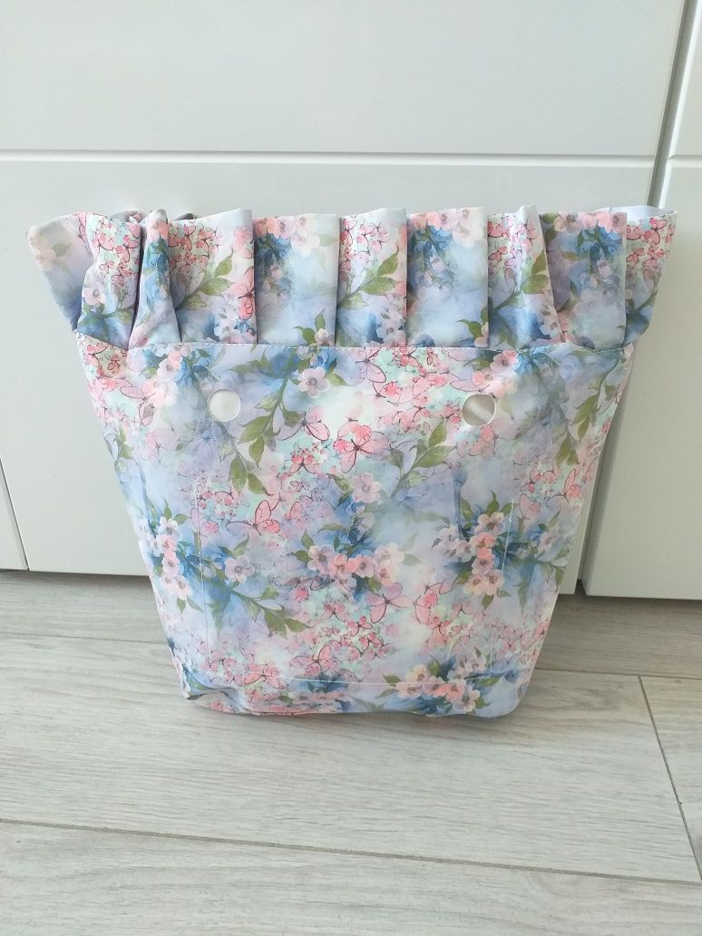O Bag Mini, organizer w kwiaty z falbanką do torebki