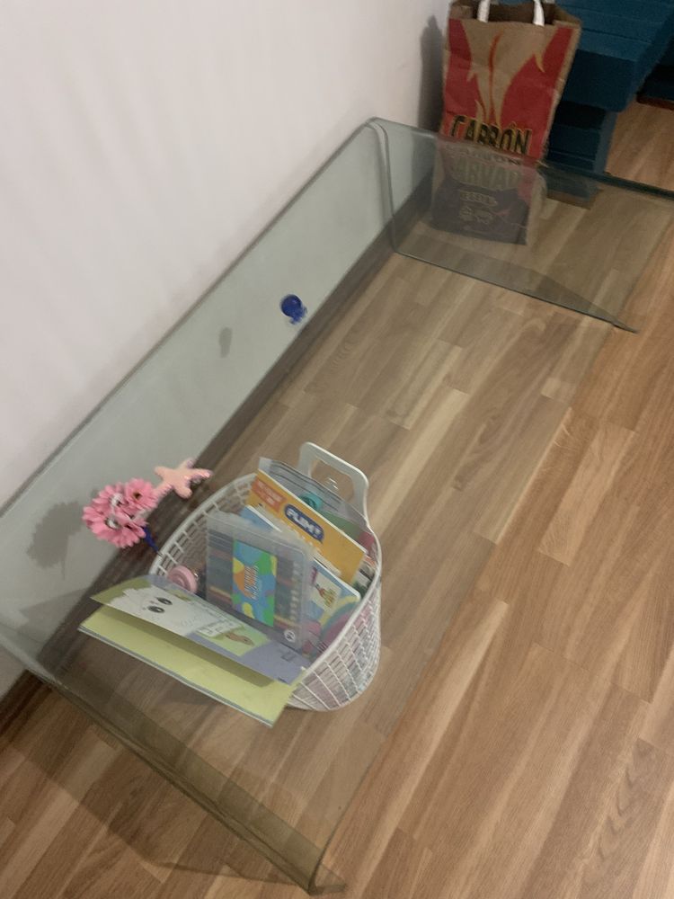 Vendo mesa de vidro 6 lugares mais cadeiras , mesa menor e mesa de cen
