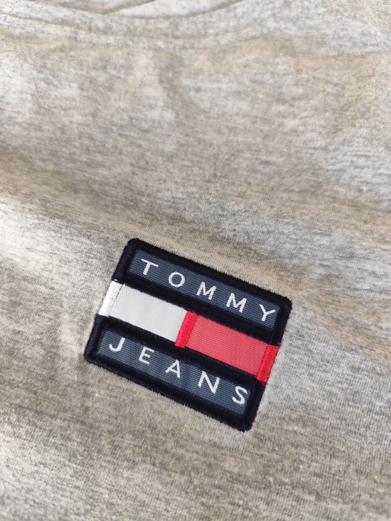 T-shirt Tommy Jeans - Tamanho M Nova