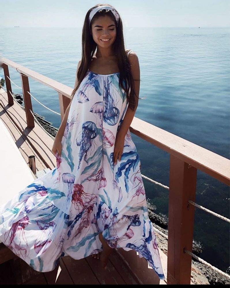 Круизное платье  с авторским принтом Медузы оверсайз  очень красивое