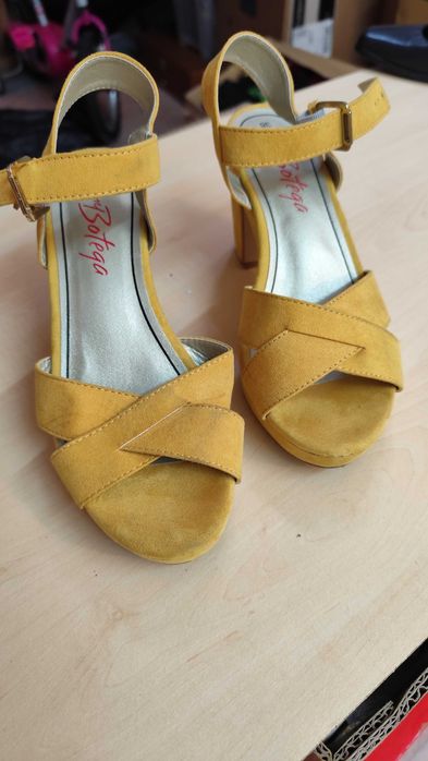 Sapatos de mulher, número 38.