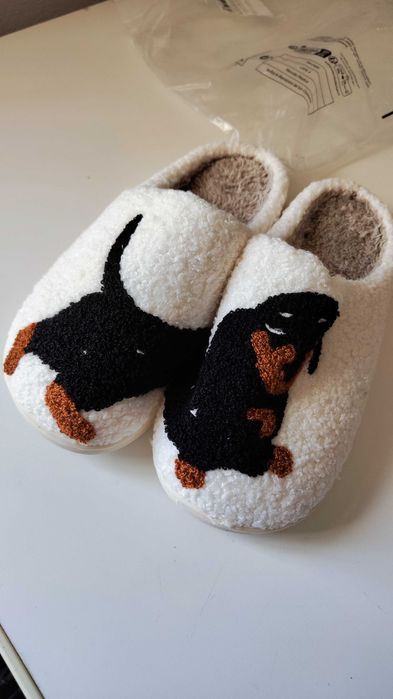 Chinelos novos com cão estampado