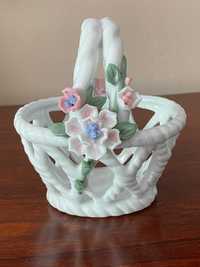 Porcelanowy pleciony koszyczek z kwiatami.