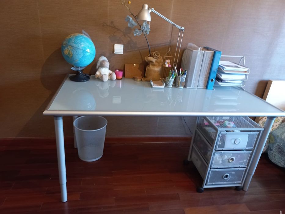 Secretária com tampo de vidro, bloco de gavetas e Cadeira Ikea