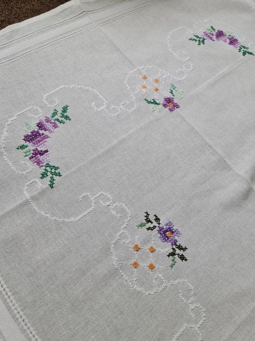 obrus ręcznie haftowany motywy kwiatowe do prywatnych kolekcji