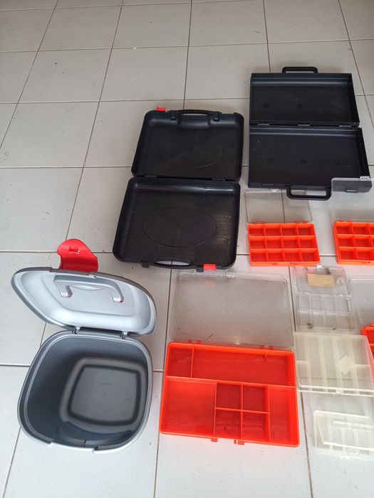 15 malas, caixas, varias utilidades, 4 cestos ferro