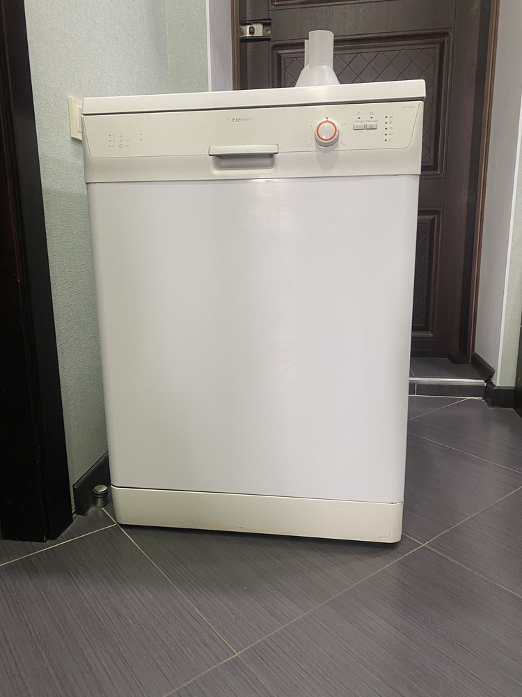 Посудомийна машина  Electrolux ESF 63021