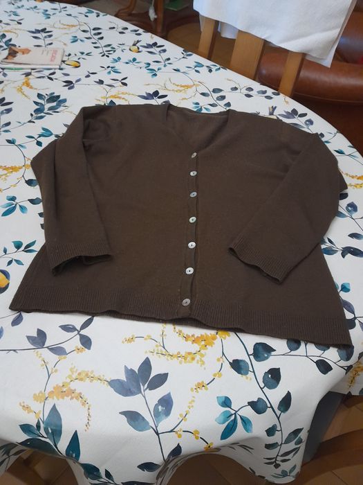 Casaco castanho botões madre pérola