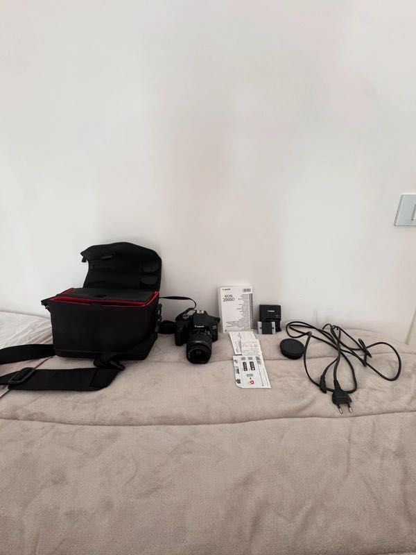 Camera Canon EOS 2000D