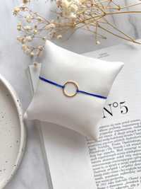 Nowa minimalistyczna bransoletka na chabrowym sznurku ze złotą karmą