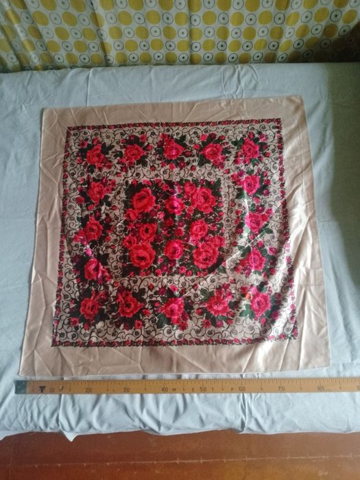 Продаються хустки.