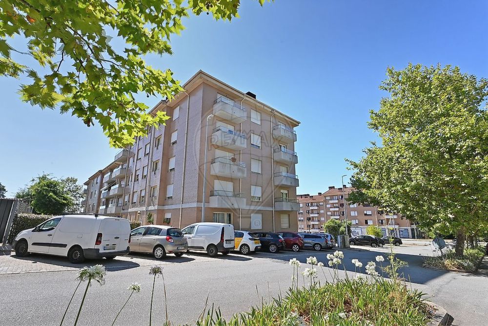 Apartamento T4 de três frentes