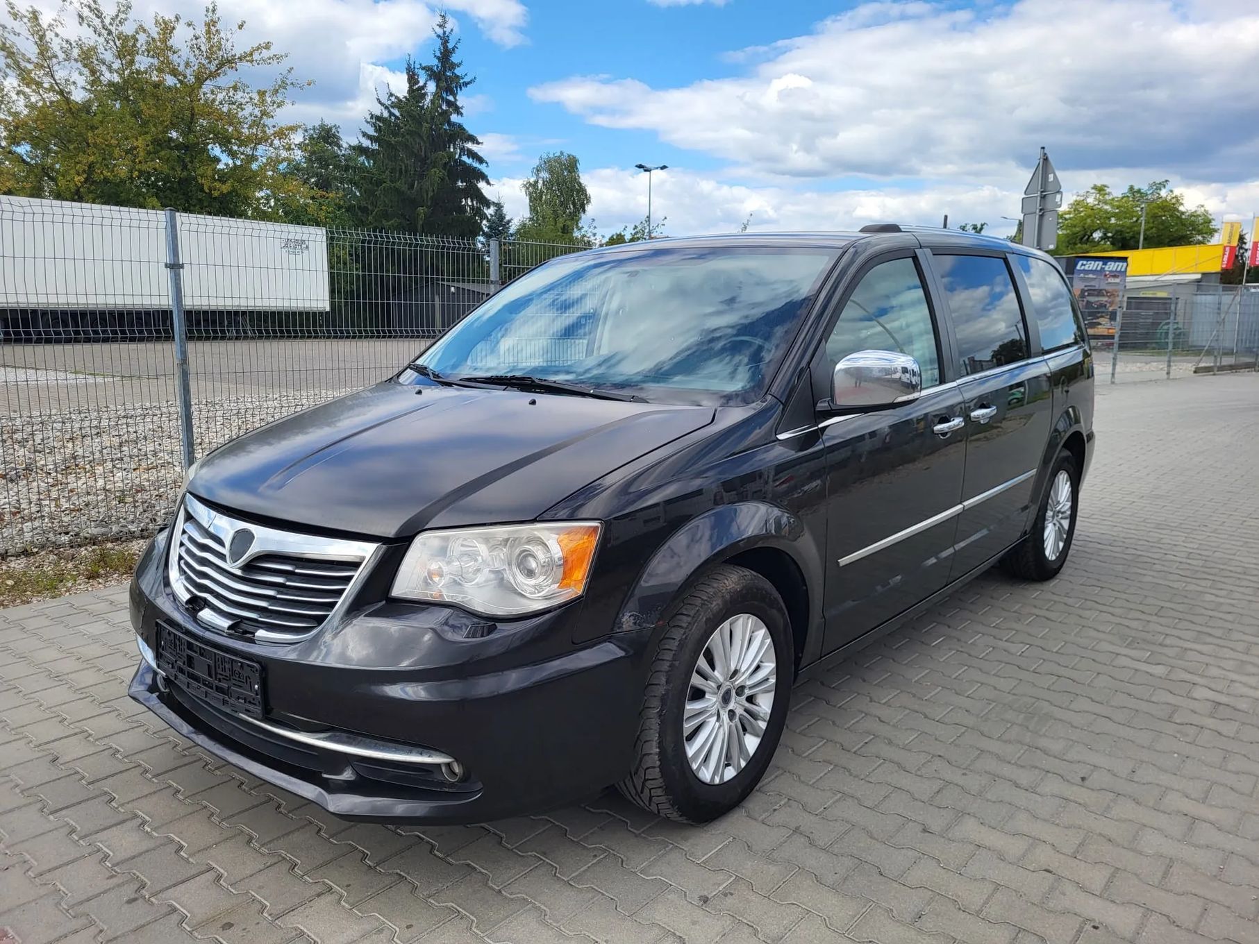 Lancia Voyager Salon Polska, Faktura,