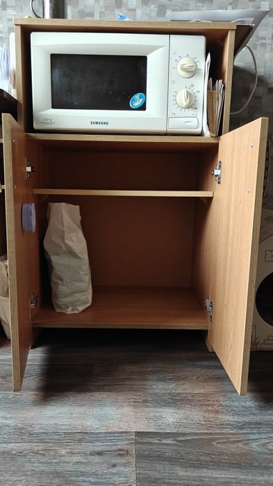 Тумба на кухню з відділенням для мікрохвильової печі.
