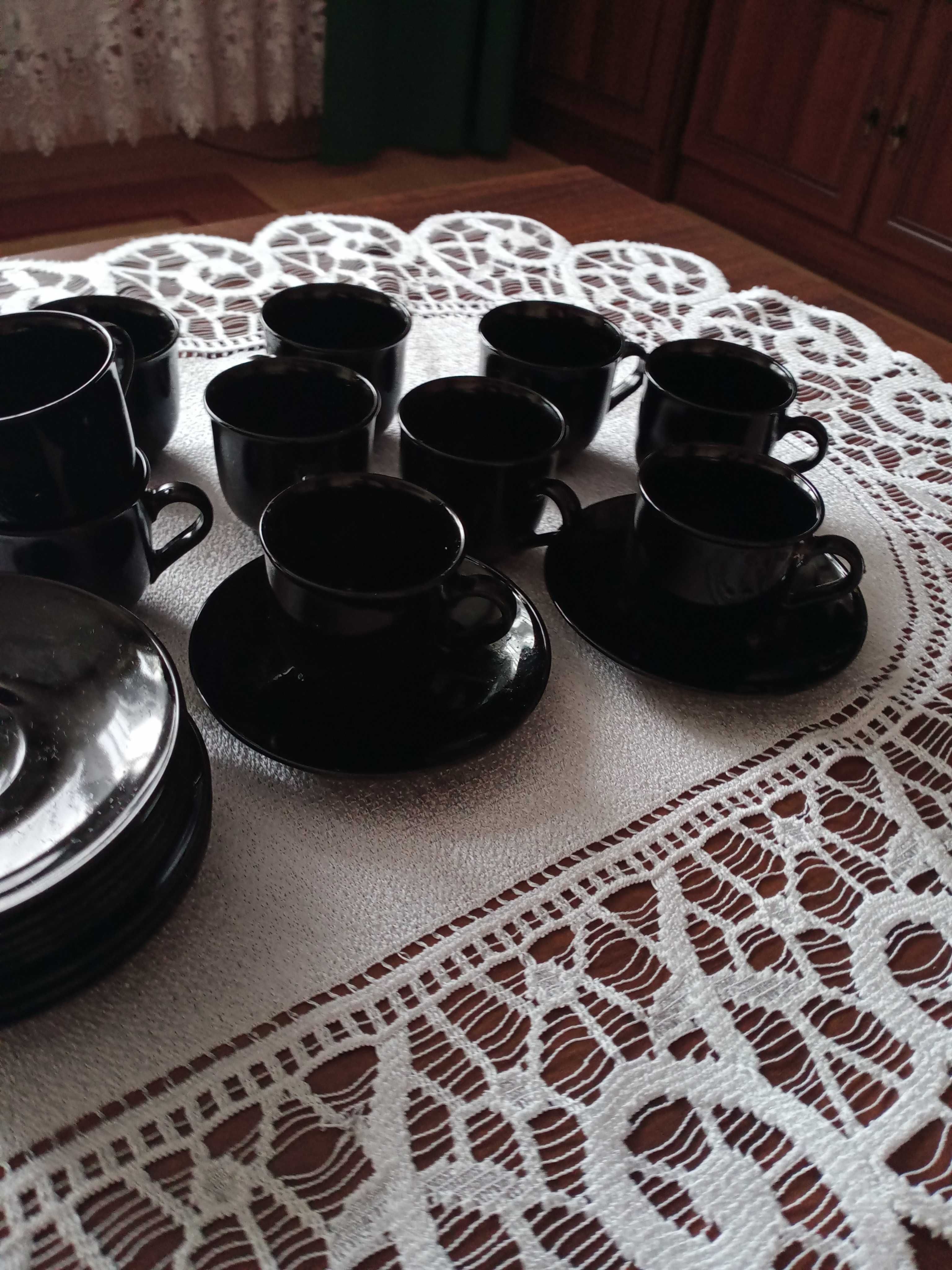 Filiżanki do espresso arcoroc czarne eleganckie, prawie nowe.