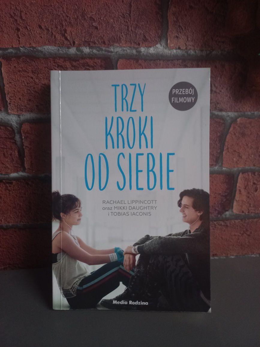 Trzy kroki od siebie