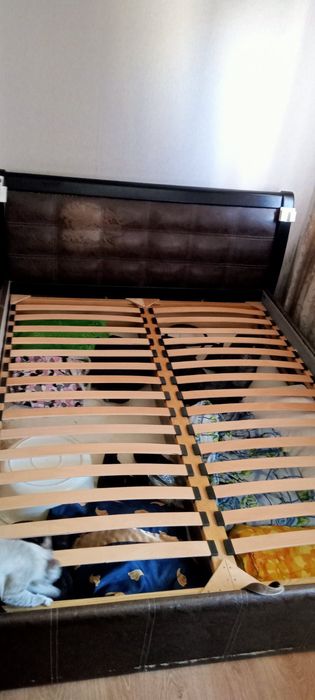 Ліжко без матрасу