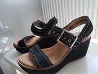 Czarne sandały Clarks na koturnie. Skóra naturalna. R. 36