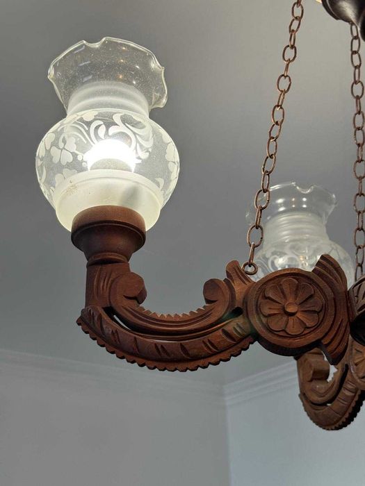 Candeeiros de teto em madeira com tulipas de vidro