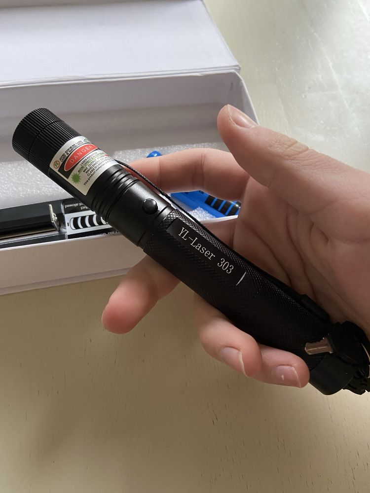 Продам мошьнейший лазер GREE LASER POINTER