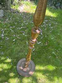 Dębowa lampa z abazurem