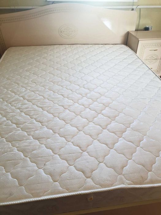 Двоспальне ліжко з ортопедичним матрацом та тумбочкою