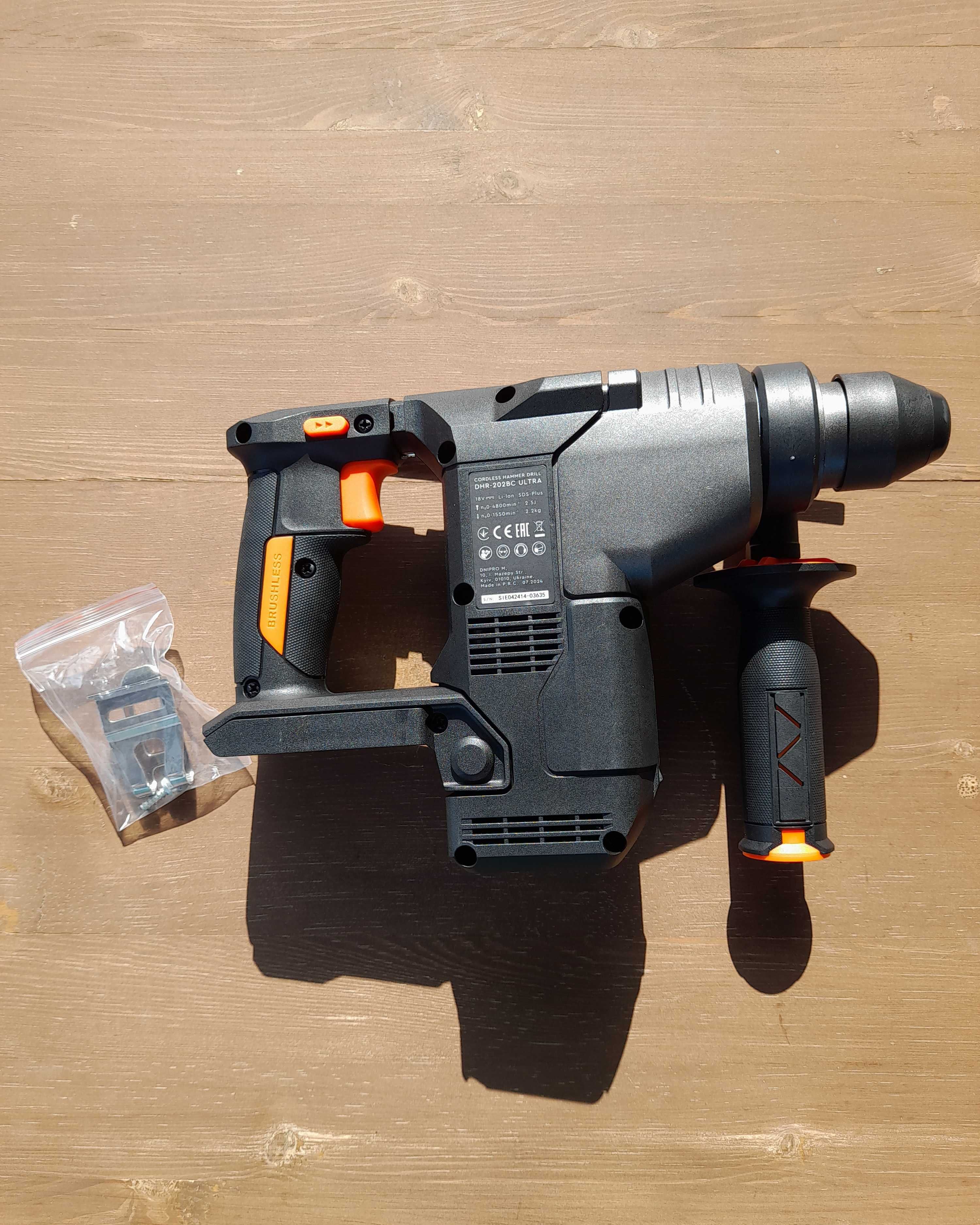 Продам перфоратор DHR-202BC ULTRA