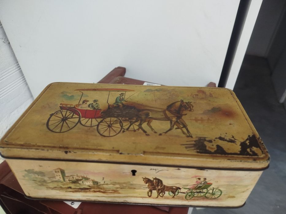 Caixa antiga de chapa