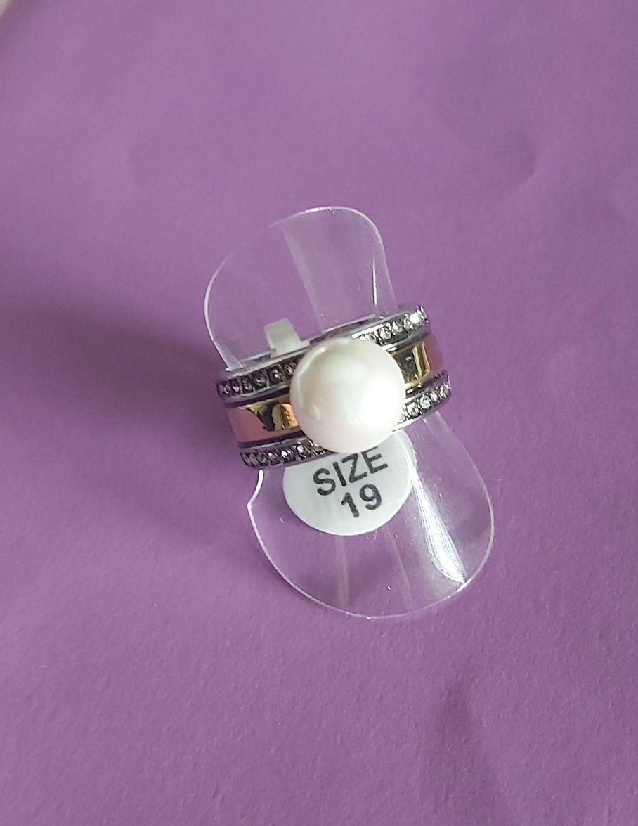 Anel bicolor, em aço, com zirconias e uma pérola. T19