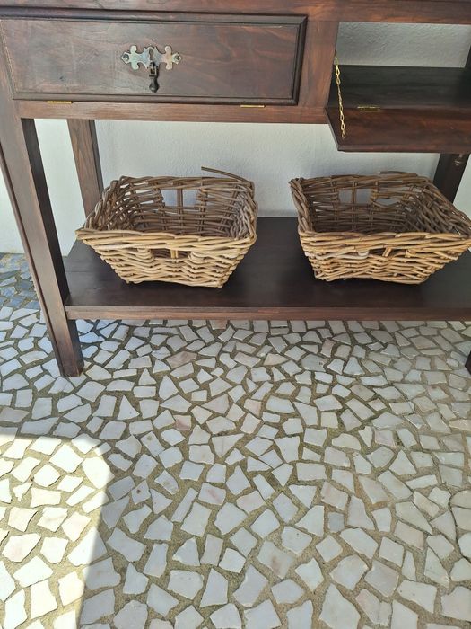 Aparador em castanhoAparador em castanho. Pode servir também como móve