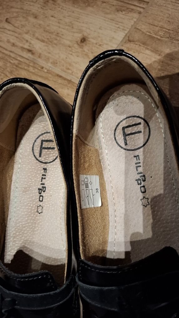 Półbuty damskie na koturnie skórzane lakierowane czarne Filippo r. 38