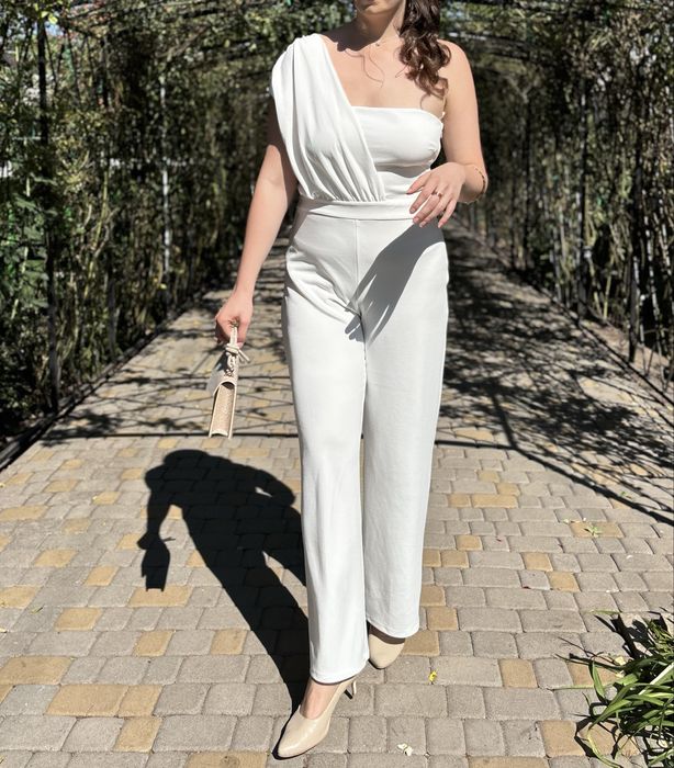 Uroczysty biały kombinezon