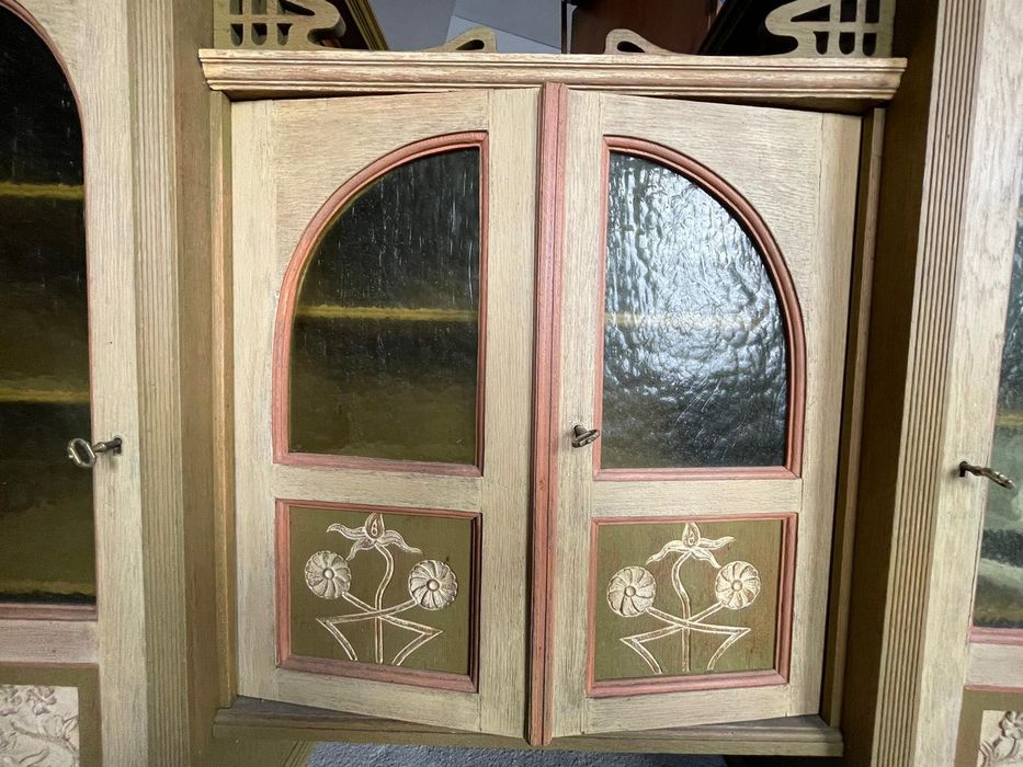 Dębowa góra od kredensu