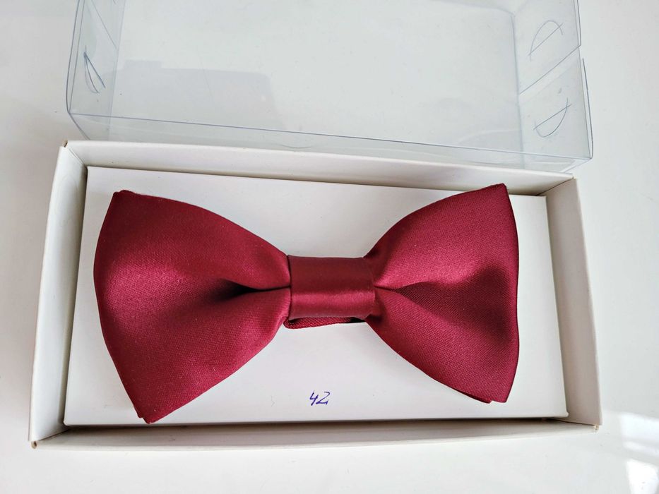 Burgundowa muszka mucha