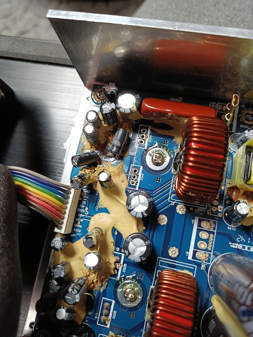 uszkodzony wzmacniacz z svs ultra 13 pb