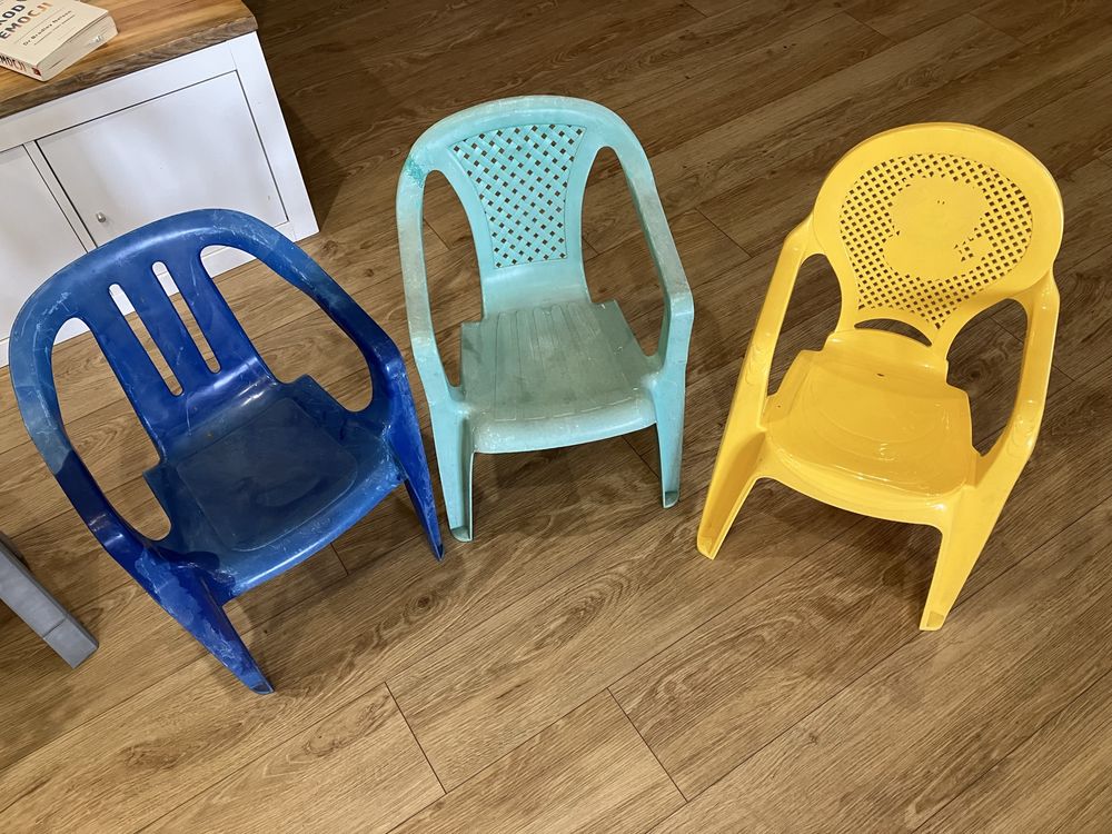 Plastikowe krzeselka dla dziecka