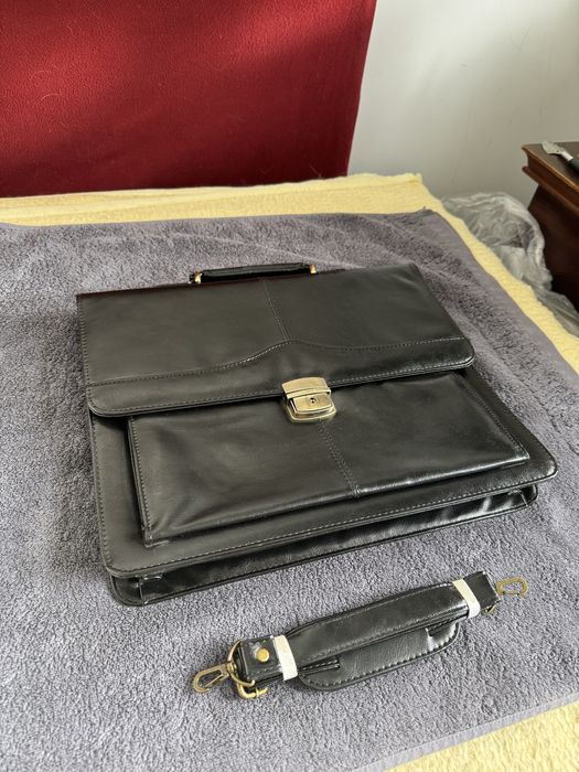 Czarna, skórzana aktówka, używana.