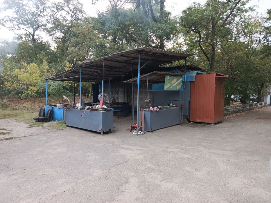 металевий павільйон + столи + залізний ларьок
Комплект:
	•	Мета