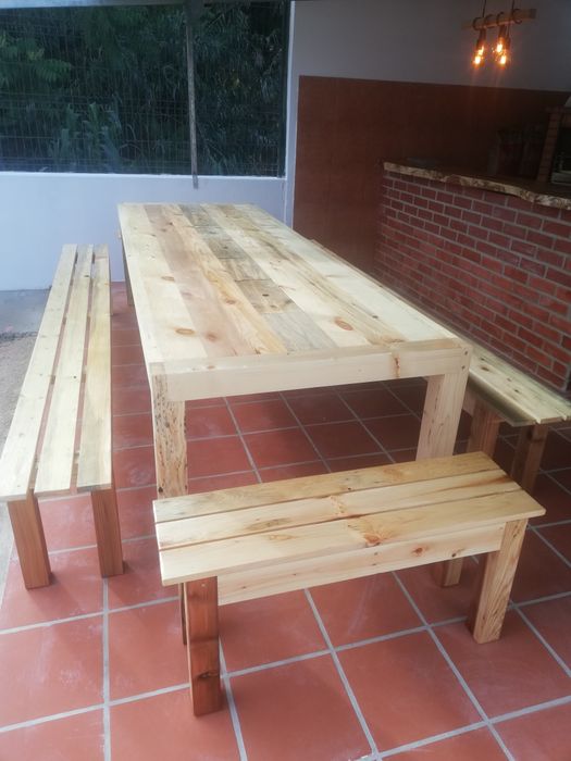 Conjunto de mesa e 4 bancos.