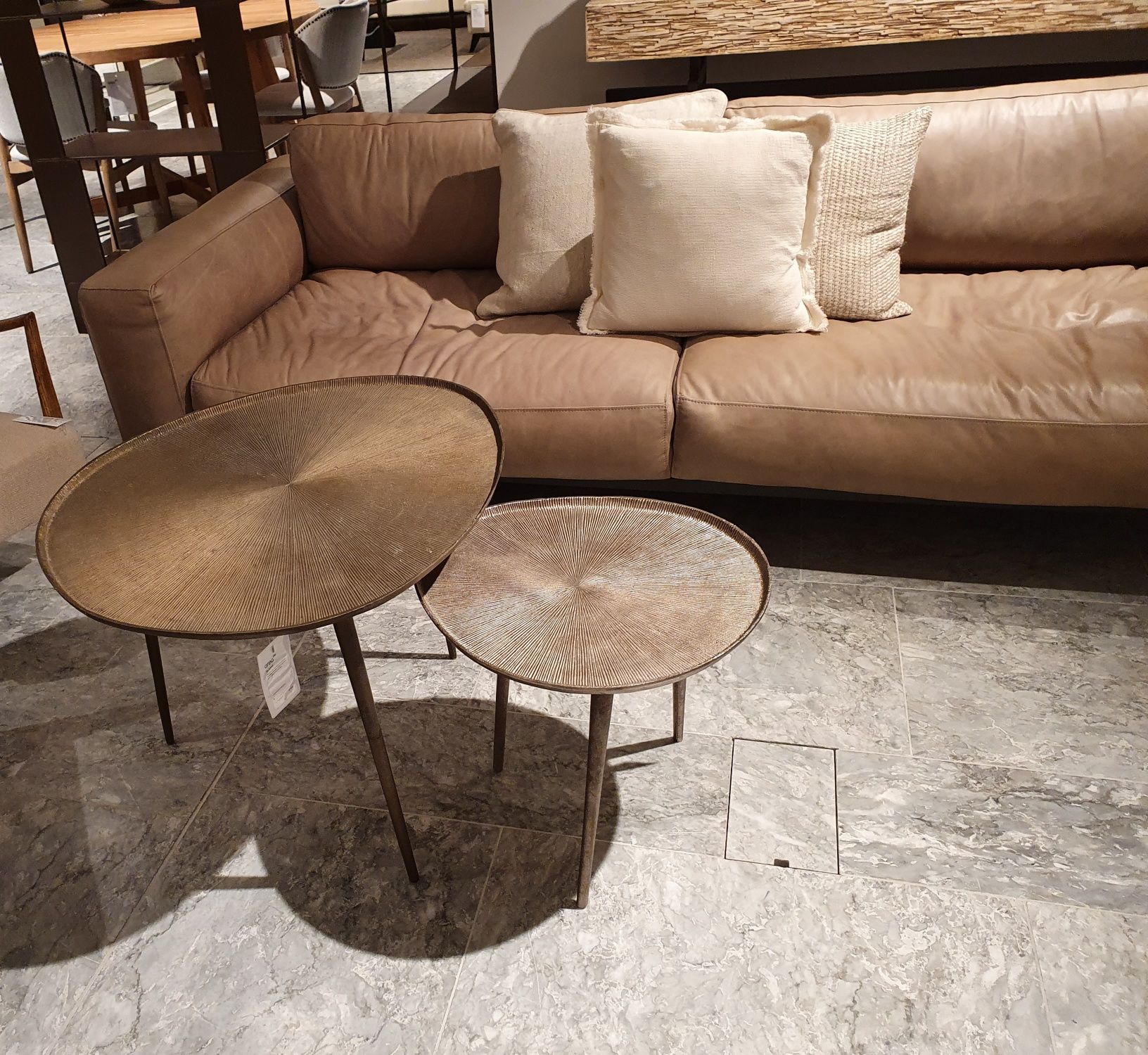 02 MESAS em metal da AREA STORE- conjunto