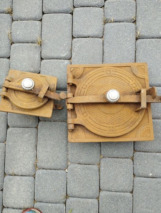 Drzwiczki kominkowe żeliwne dwie sztuki